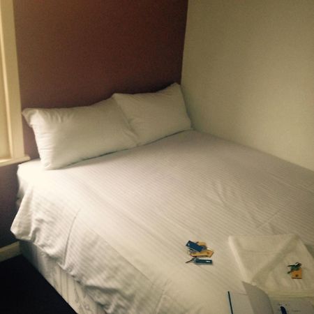 Peek-A-Booze - Budget Hotel - Adults Only Блекпул Екстериор снимка