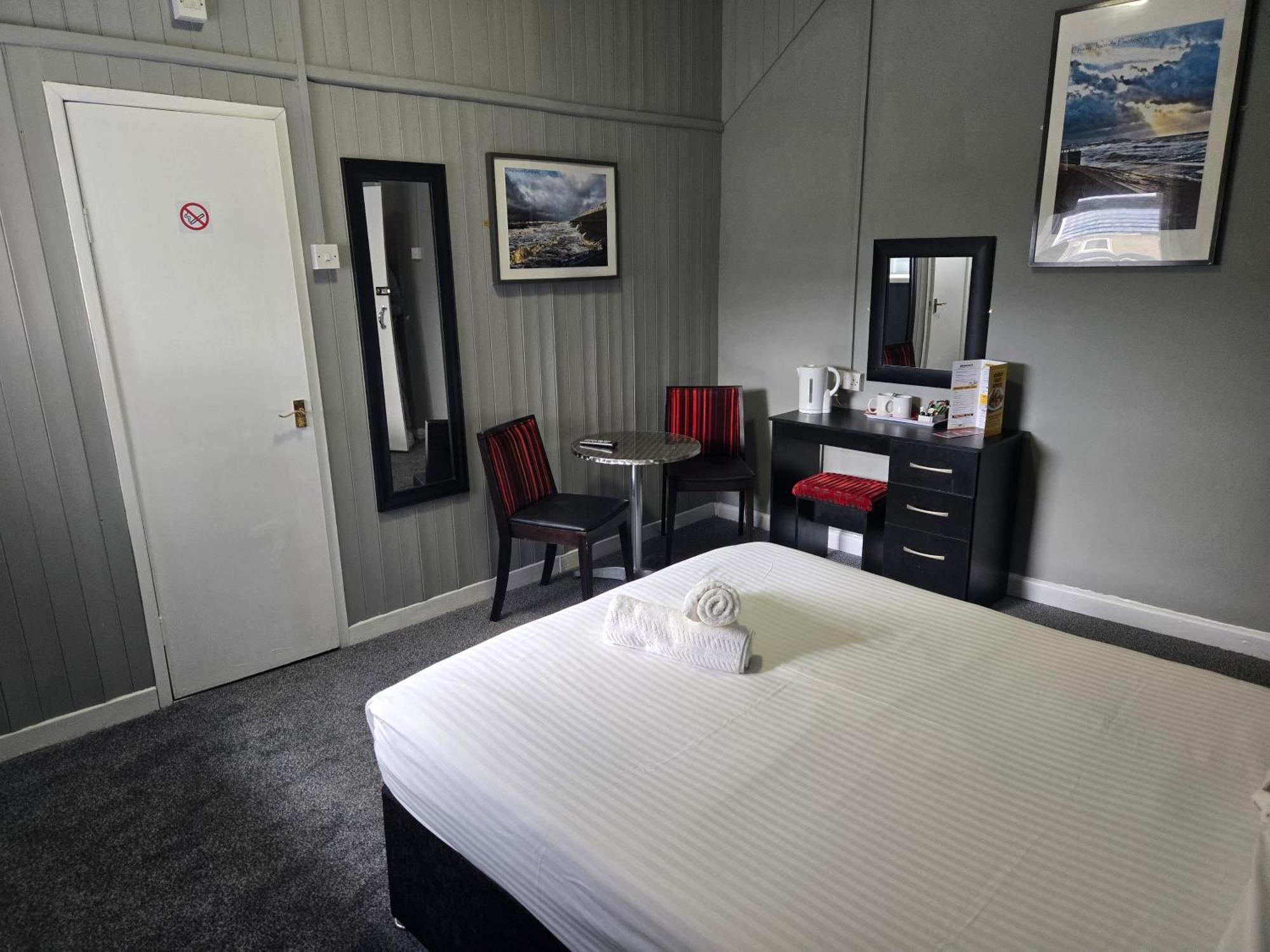 Peek-A-Booze - Budget Hotel - Adults Only Блекпул Екстериор снимка